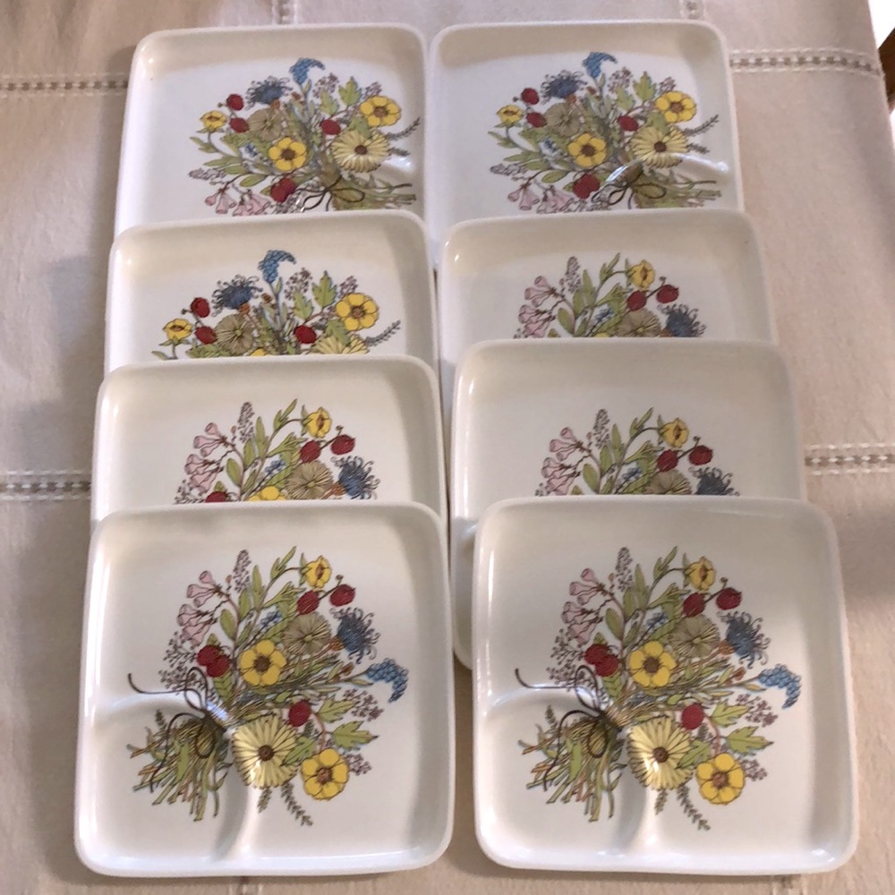 1970s Plastic horderves Dessert Appetizer Plates Vintage Flowers- rare find